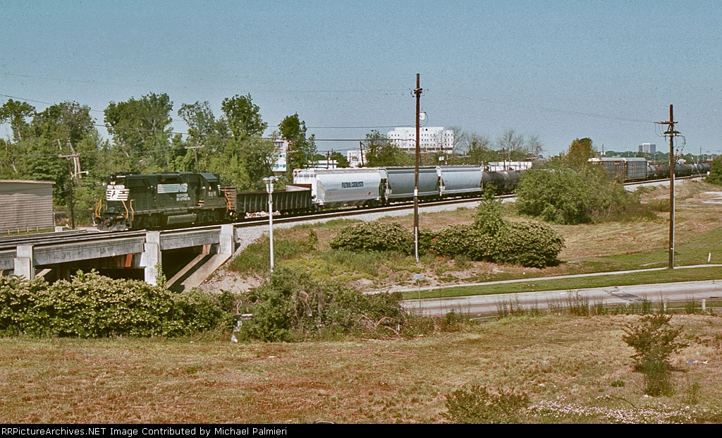 NS GP38-2 5215